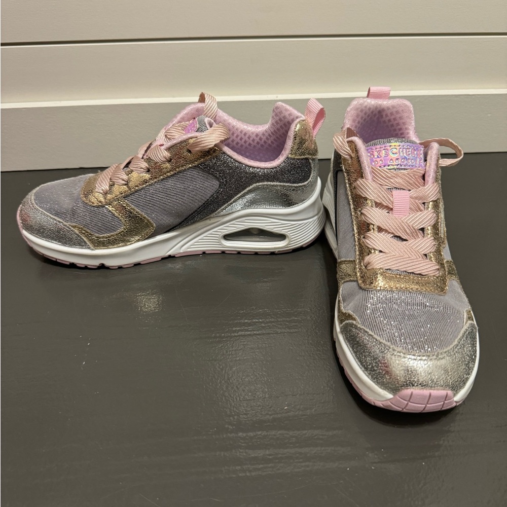 LIKE NEW Girls glitter Skechers -Size 2
